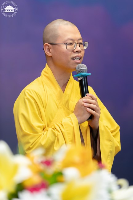 Dharma talk Contemplating of the Buddha statue to recite His name in the 101st Seven-day Retreat