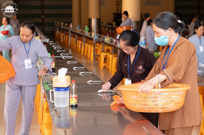 Dharma talk Contemplating of the Buddha statue to recite His name in the 101st Seven-day Retreat