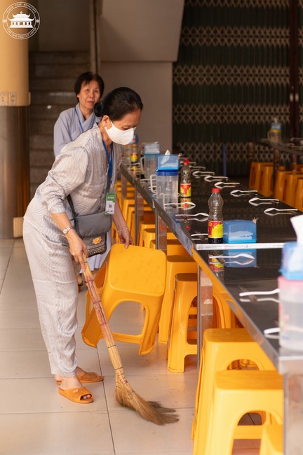 Dharma talk Contemplating of the Buddha statue to recite His name in the 101st Seven-day Retreat