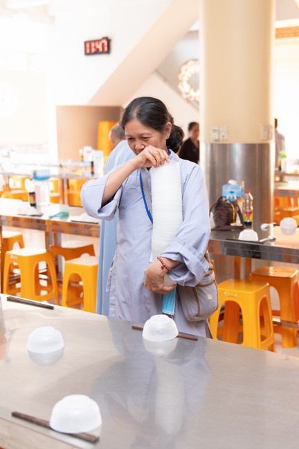 Dharma talk Contemplating of the Buddha statue to recite His name in the 101st Seven-day Retreat