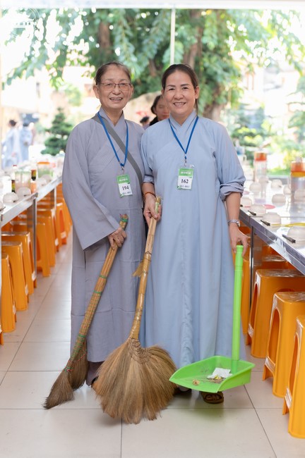 Dharma talk Contemplating of the Buddha statue to recite His name in the 101st Seven-day Retreat