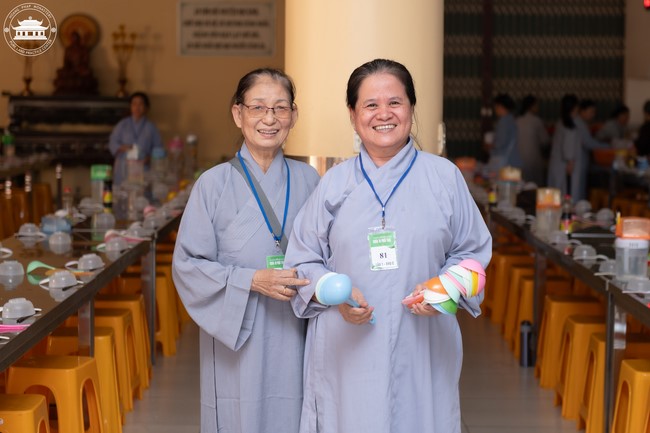 Dharma talk Contemplating of the Buddha statue to recite His name in the 101st Seven-day Retreat