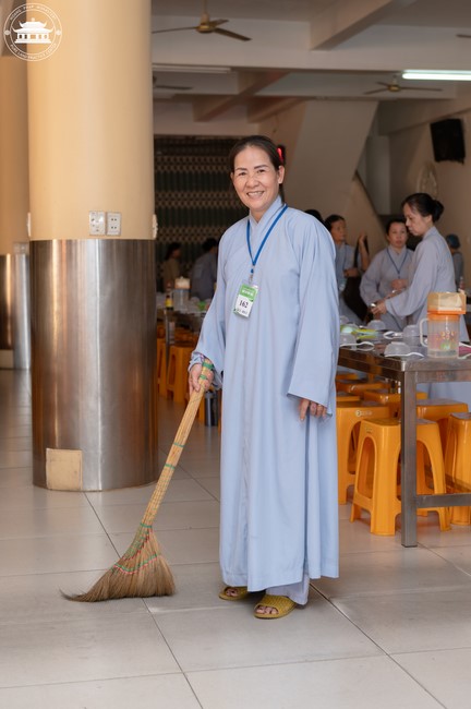 Dharma talk Contemplating of the Buddha statue to recite His name in the 101st Seven-day Retreat