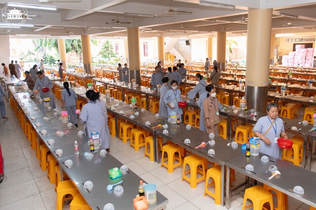 Dharma talk Contemplating of the Buddha statue to recite His name in the 101st Seven-day Retreat
