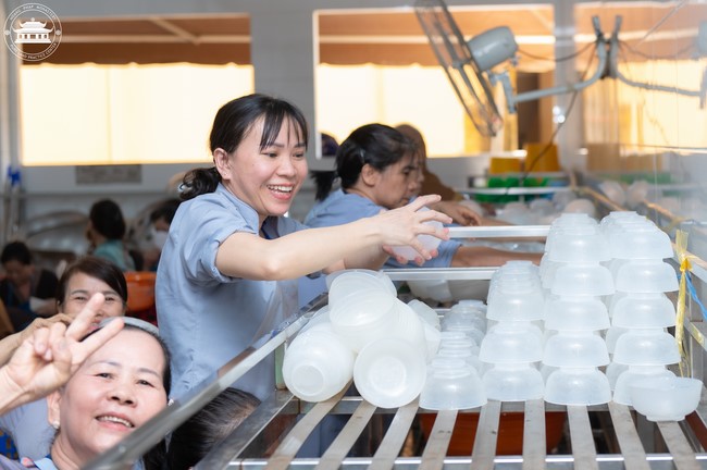 Dharma talk Contemplating of the Buddha statue to recite His name in the 101st Seven-day Retreat