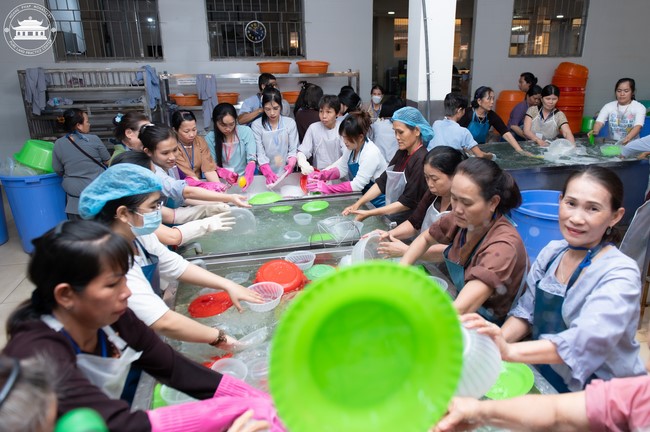 Dharma talk Contemplating of the Buddha statue to recite His name in the 101st Seven-day Retreat