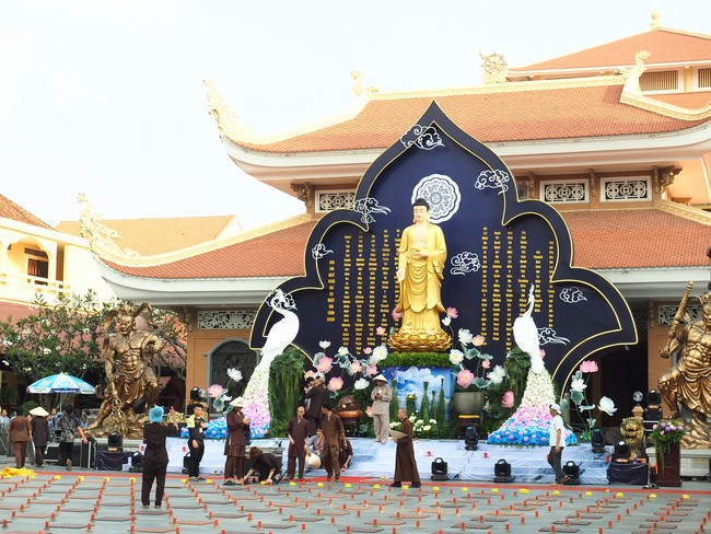 Trước Giờ G đêm hoa đăng kỷ niệm đức Phật A-di-đà