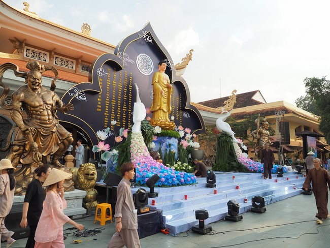 Trước Giờ G đêm hoa đăng kỷ niệm đức Phật A-di-đà