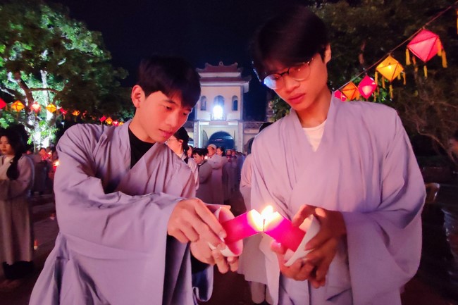 One- Day Practice and Candle Lighting Ritual to commemorate Amitabha’s Buddha at Tay Khanh Temple in Thai Binh