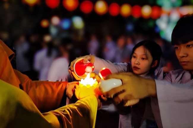One- Day Practice and Candle Lighting Ritual to commemorate Amitabha’s Buddha at Tay Khanh Temple in Thai Binh