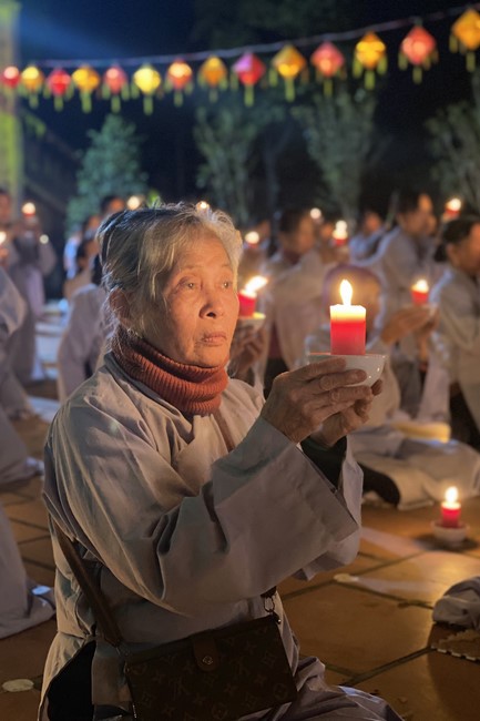 One- Day Practice and Candle Lighting Ritual to commemorate Amitabha’s Buddha at Tay Khanh Temple in Thai Binh