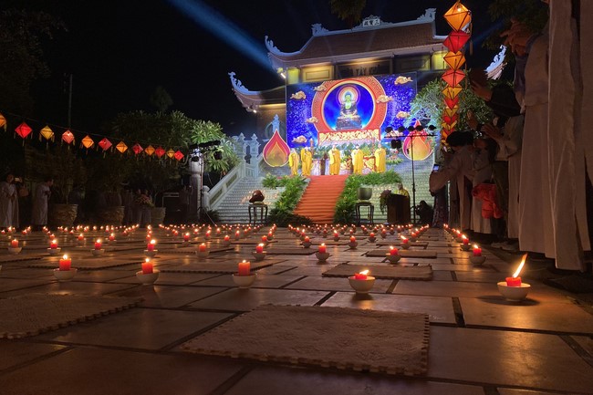 One- Day Practice and Candle Lighting Ritual to commemorate Amitabha’s Buddha at Tay Khanh Temple in Thai Binh