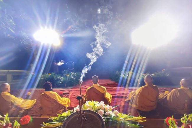 One- Day Practice and Candle Lighting Ritual to commemorate Amitabha’s Buddha at Tay Khanh Temple in Thai Binh
