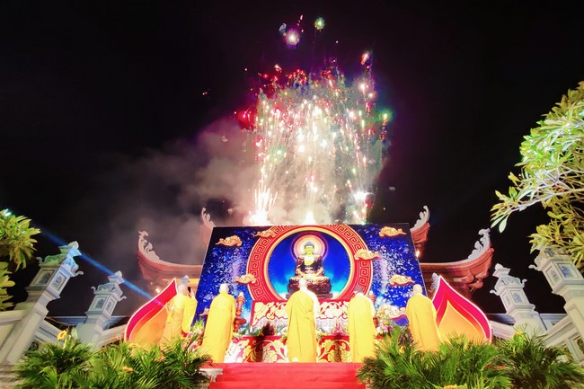 One- Day Practice and Candle Lighting Ritual to commemorate Amitabha’s Buddha at Tay Khanh Temple in Thai Binh
