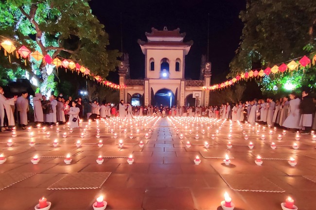 One- Day Practice and Candle Lighting Ritual to commemorate Amitabha’s Buddha at Tay Khanh Temple in Thai Binh