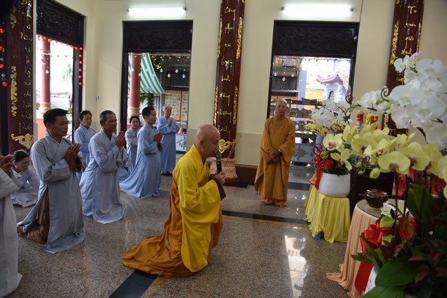 Attending The Founder 's death anniversary of Quang Duc pagoda in Can Tho of the Charity Board