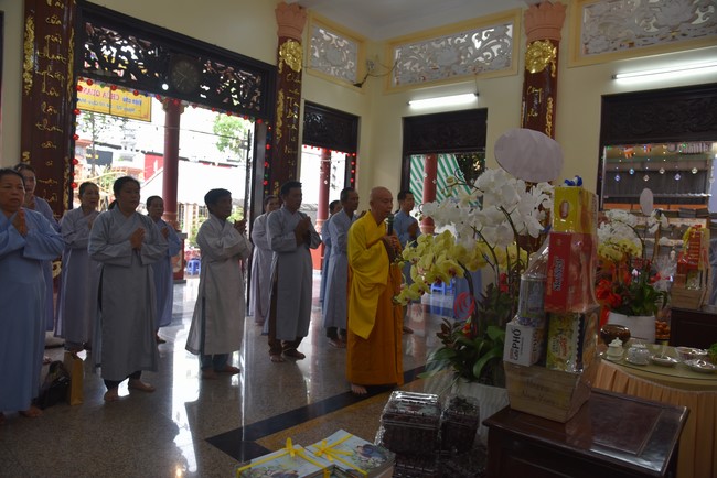 Attending The Founder 's death anniversary of Quang Duc pagoda in Can Tho of the Charity Board