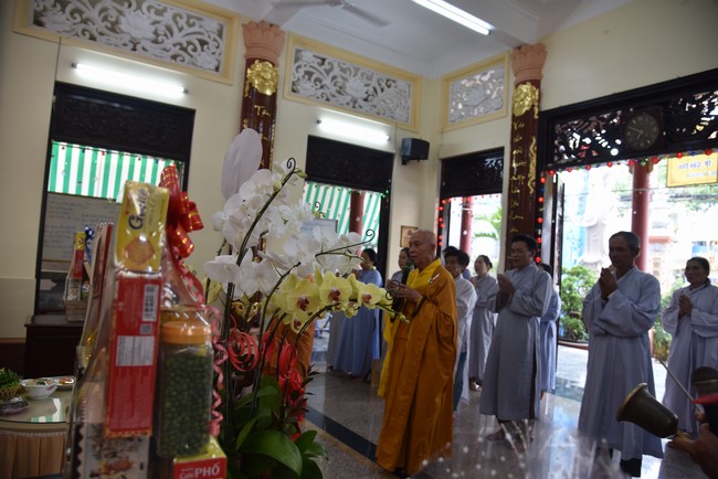 Attending The Founder 's death anniversary of Quang Duc pagoda in Can Tho of the Charity Board