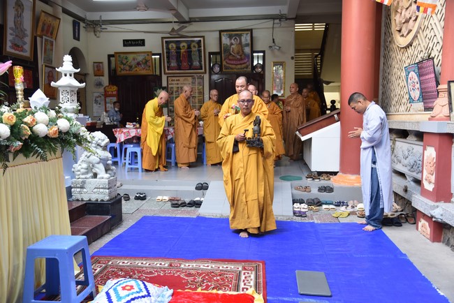 Attending The Founder 's death anniversary of Quang Duc pagoda in Can Tho of the Charity Board