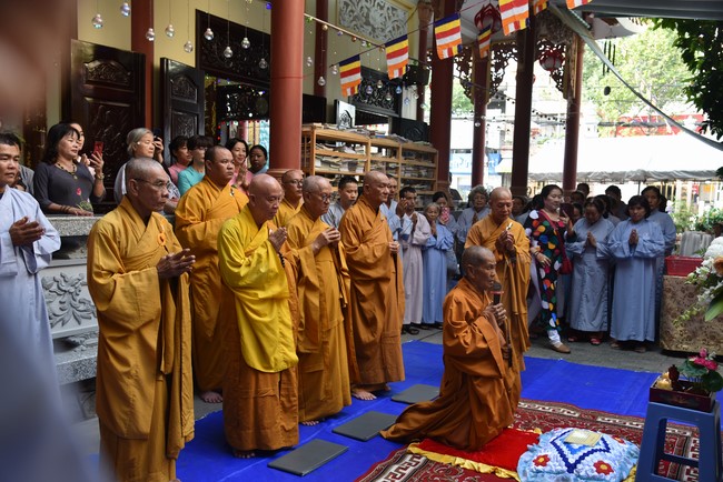 Attending The Founder 's death anniversary of Quang Duc pagoda in Can Tho of the Charity Board
