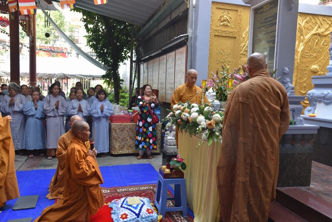Attending The Founder 's death anniversary of Quang Duc pagoda in Can Tho of the Charity Board