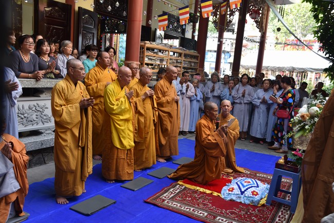Attending The Founder 's death anniversary of Quang Duc pagoda in Can Tho of the Charity Board