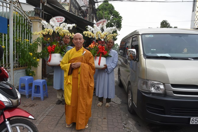 Attending The Founder 's death anniversary of Quang Duc pagoda in Can Tho of the Charity Board