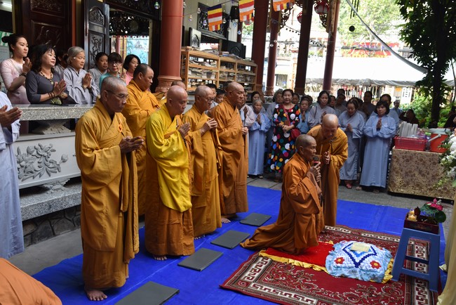 Attending The Founder 's death anniversary of Quang Duc pagoda in Can Tho of the Charity Board