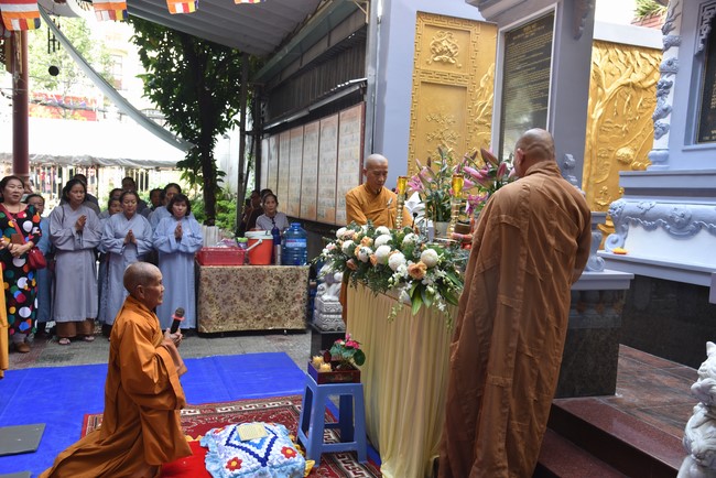 Attending The Founder 's death anniversary of Quang Duc pagoda in Can Tho of the Charity Board