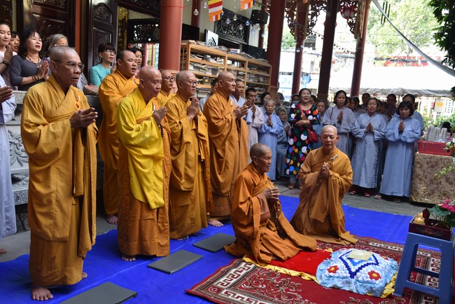 Attending The Founder 's death anniversary of Quang Duc pagoda in Can Tho of the Charity Board