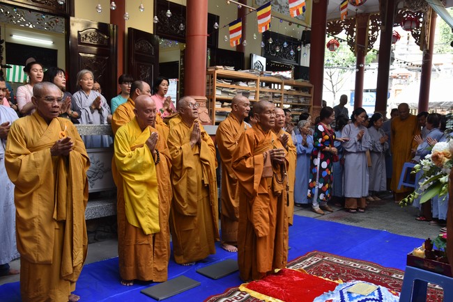 Attending The Founder 's death anniversary of Quang Duc pagoda in Can Tho of the Charity Board