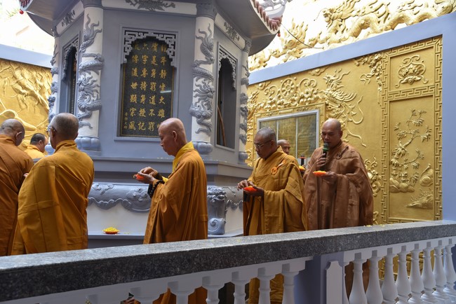 Attending The Founder 's death anniversary of Quang Duc pagoda in Can Tho of the Charity Board