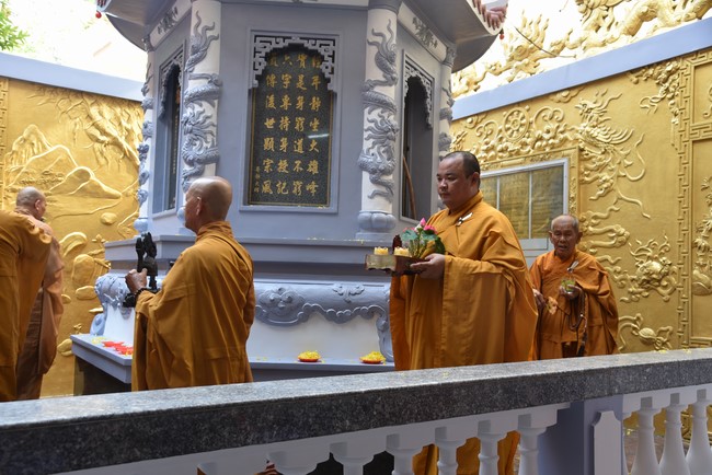 Attending The Founder 's death anniversary of Quang Duc pagoda in Can Tho of the Charity Board