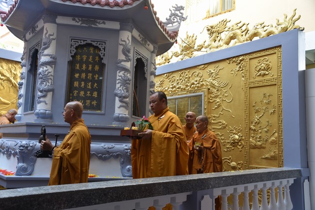 Attending The Founder 's death anniversary of Quang Duc pagoda in Can Tho of the Charity Board