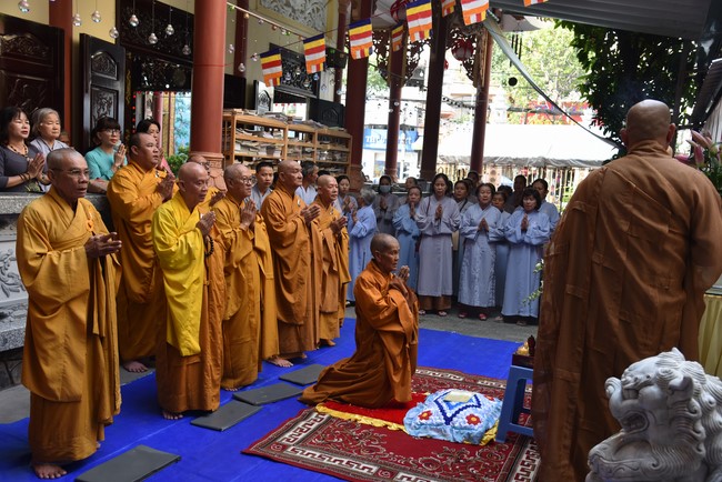 Attending The Founder 's death anniversary of Quang Duc pagoda in Can Tho of the Charity Board