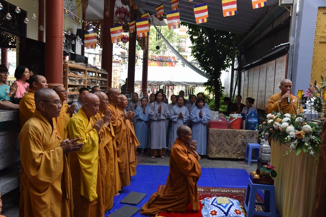 Attending The Founder 's death anniversary of Quang Duc pagoda in Can Tho of the Charity Board
