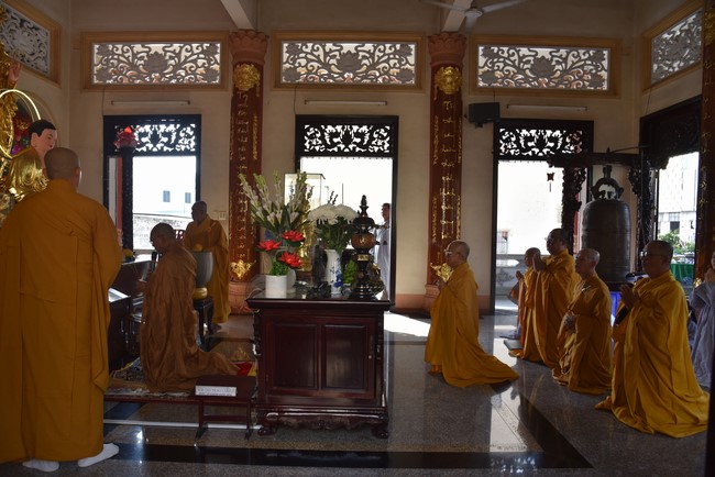 Attending The Founder 's death anniversary of Quang Duc pagoda in Can Tho of the Charity Board