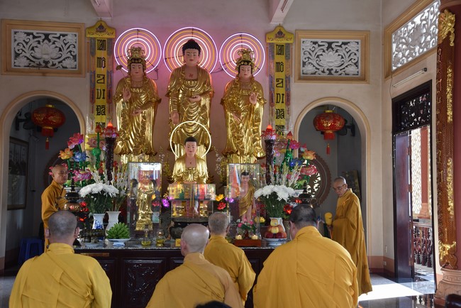 Attending The Founder 's death anniversary of Quang Duc pagoda in Can Tho of the Charity Board