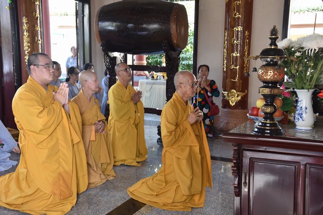 Attending The Founder 's death anniversary of Quang Duc pagoda in Can Tho of the Charity Board