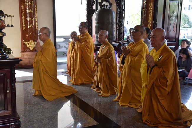 Attending The Founder 's death anniversary of Quang Duc pagoda in Can Tho of the Charity Board