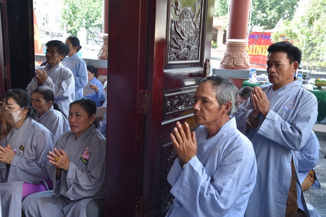 Attending The Founder 's death anniversary of Quang Duc pagoda in Can Tho of the Charity Board