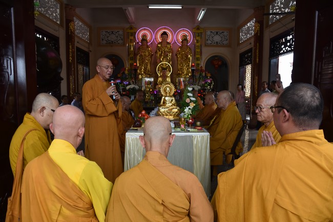 Attending The Founder 's death anniversary of Quang Duc pagoda in Can Tho of the Charity Board