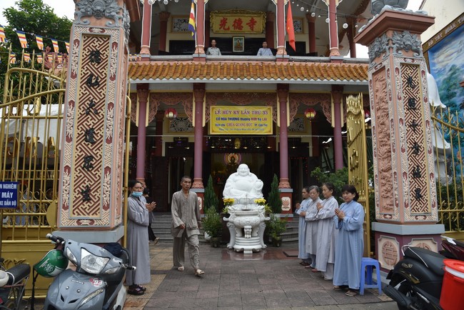 Attending The Founder 's death anniversary of Quang Duc pagoda in Can Tho of the Charity Board