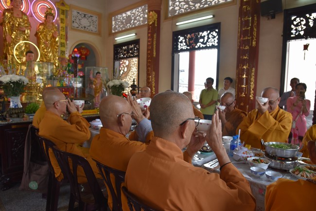 Attending The Founder 's death anniversary of Quang Duc pagoda in Can Tho of the Charity Board