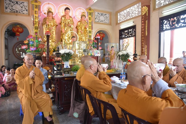 Attending The Founder 's death anniversary of Quang Duc pagoda in Can Tho of the Charity Board