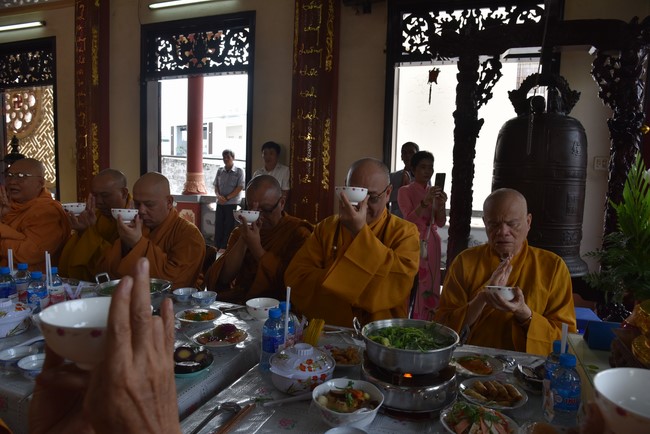 Attending The Founder 's death anniversary of Quang Duc pagoda in Can Tho of the Charity Board