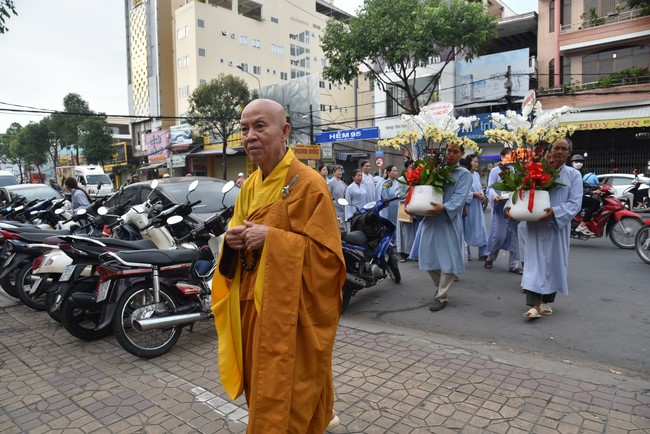 Attending The Founder 's death anniversary of Quang Duc pagoda in Can Tho of the Charity Board
