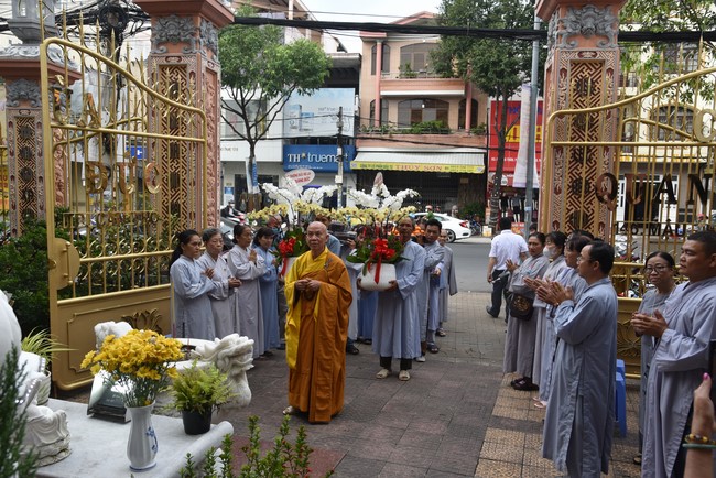 Attending The Founder 's death anniversary of Quang Duc pagoda in Can Tho of the Charity Board