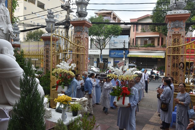 Attending The Founder 's death anniversary of Quang Duc pagoda in Can Tho of the Charity Board