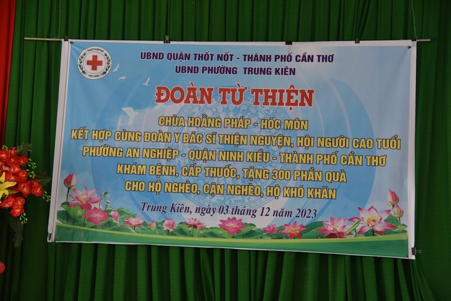 Khám bệnh, cấp thuốc, tặng quà cho đồng bào dân tộc, hộ gia đình có hoàn cảnh khó khăn ở Cần Thơ